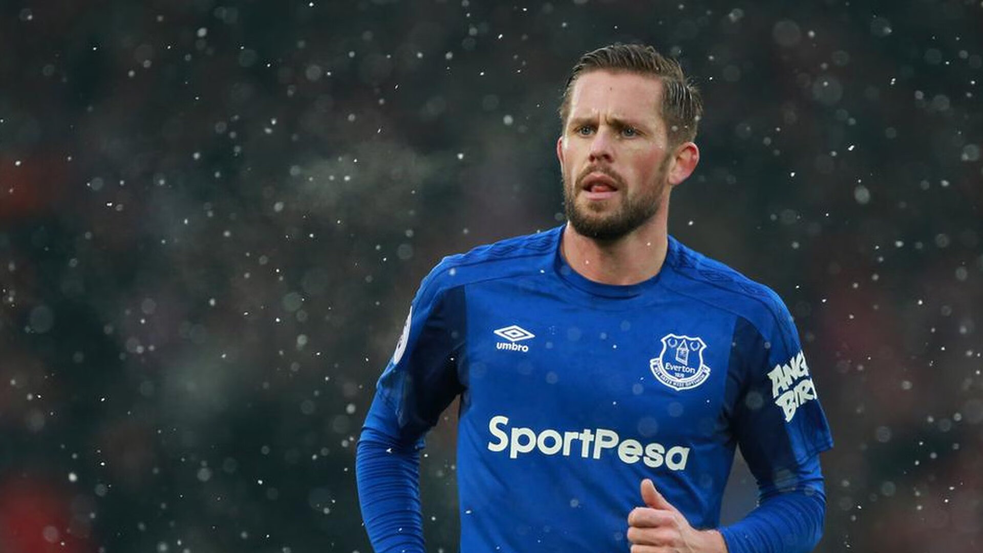 “飞盘对抗:三叉湖赛场上的精准投掷与飞翔竞技”