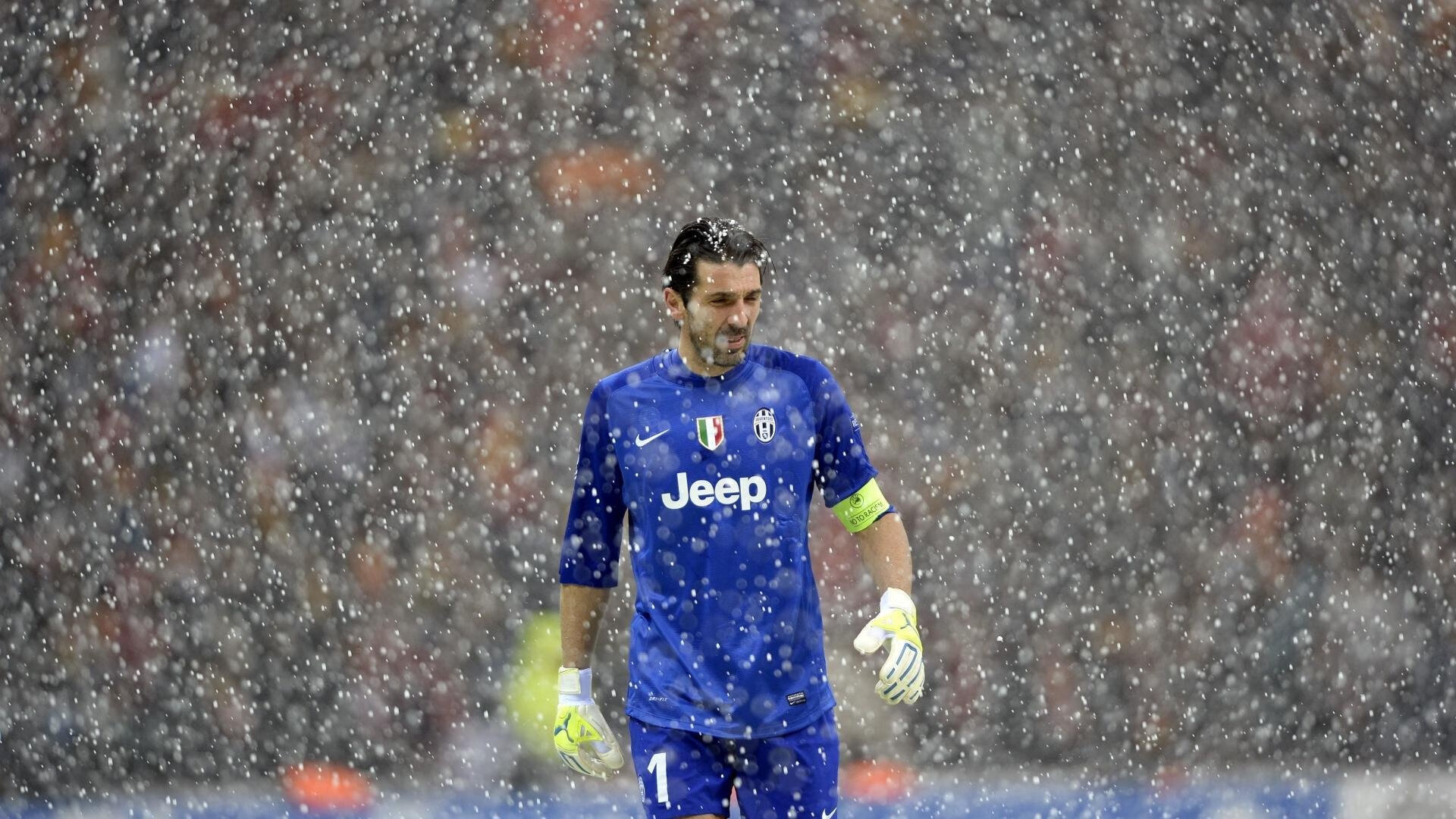 弗赖堡紧密回防限制对手传球路线，弗赖堡队